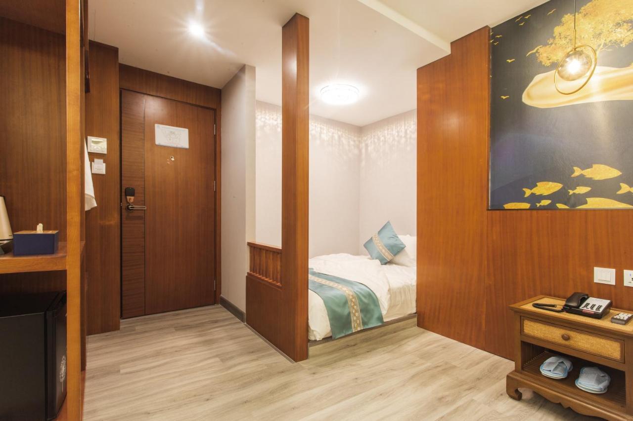 Thapae Twins Hotel Chiang Mai Exterior photo